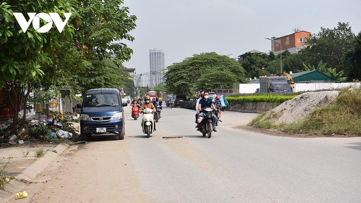 nap ho troi tren mat duong nhu bay nguoi di duong o ha noi hinh anh 3