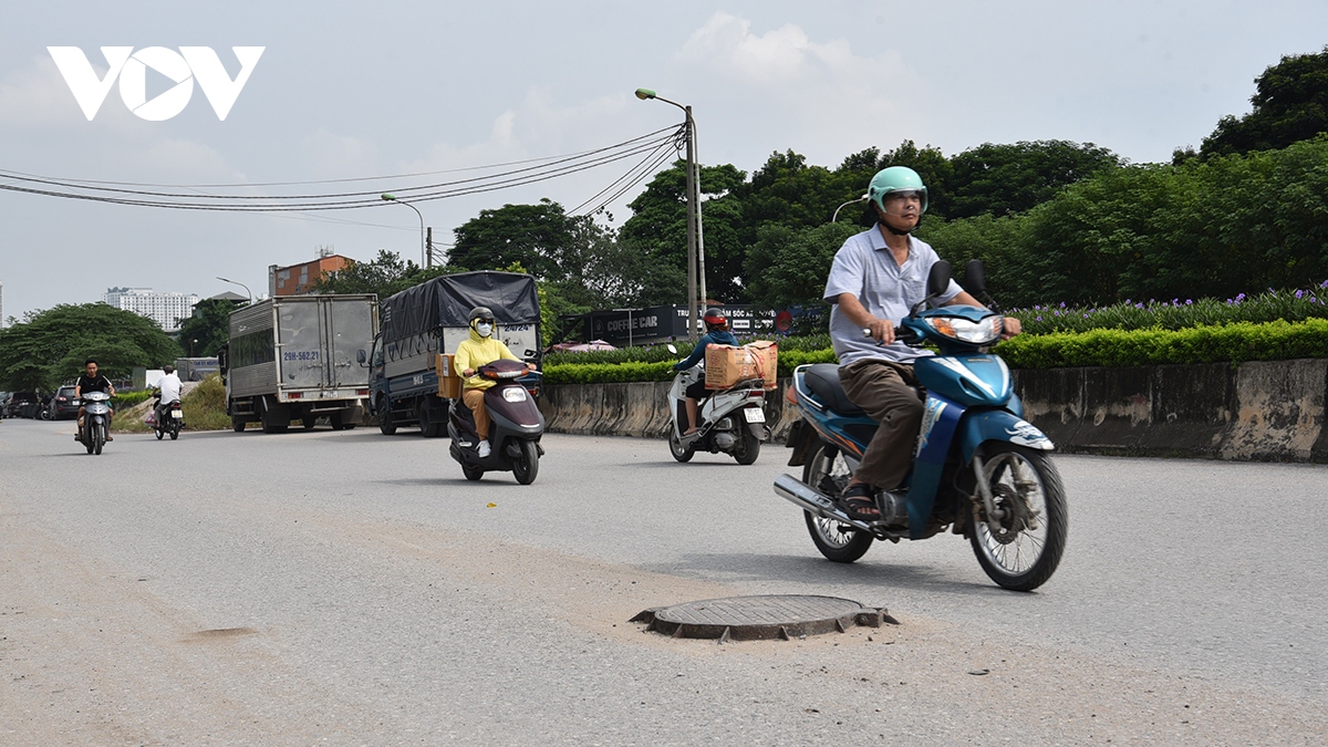 nap ho troi tren mat duong nhu bay nguoi di duong o ha noi hinh anh 6