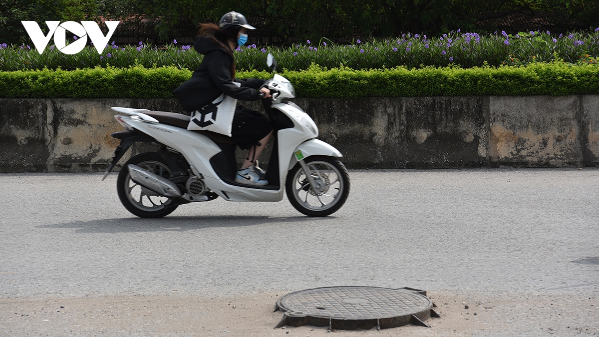 nap ho troi tren mat duong nhu bay nguoi di duong o ha noi hinh anh 8