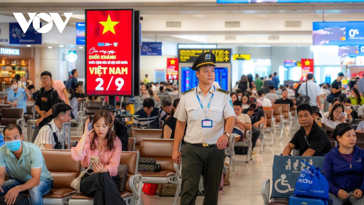 Sân bay Nội Bài đông nghẹt khách, đỏ rực màu Quốc kỳ dịp lễ 2/9