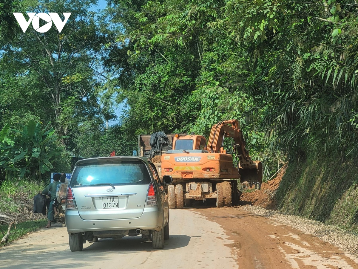 bac kan va cao bang khac phuc sat lo duong, dam bao giao thong hinh anh 3