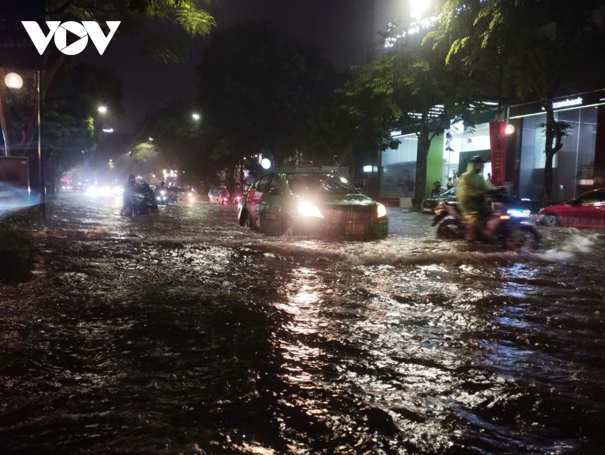 mua lon vao gio tan tam, nguoi ha noi bi bom di chuyen tren duong hinh anh 2