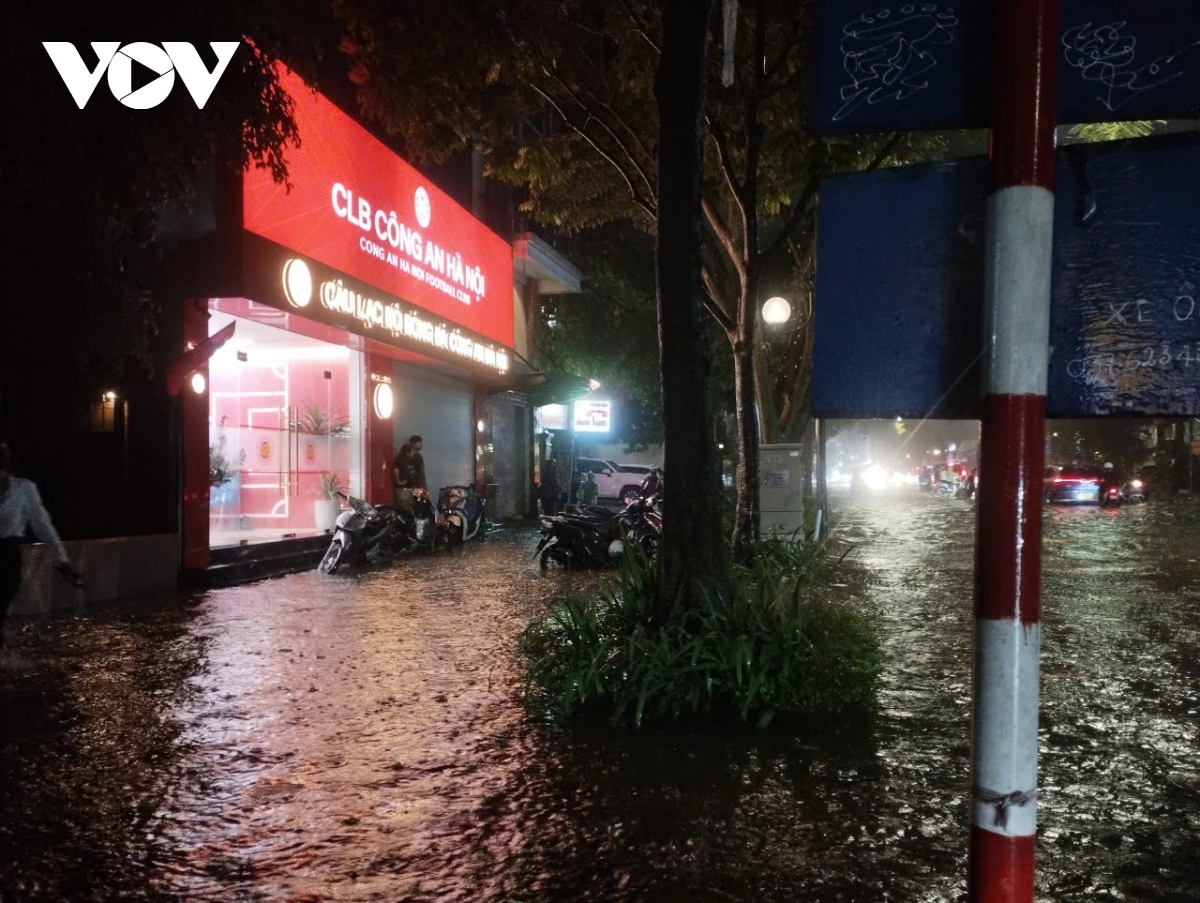 mua lon vao gio tan tam,ưalớnởHàNộinhiềutuyếnphốbiếnthànhsô<strong></strong> nguoi ha noi bi bom di chuyen tren duong hinh anh 1