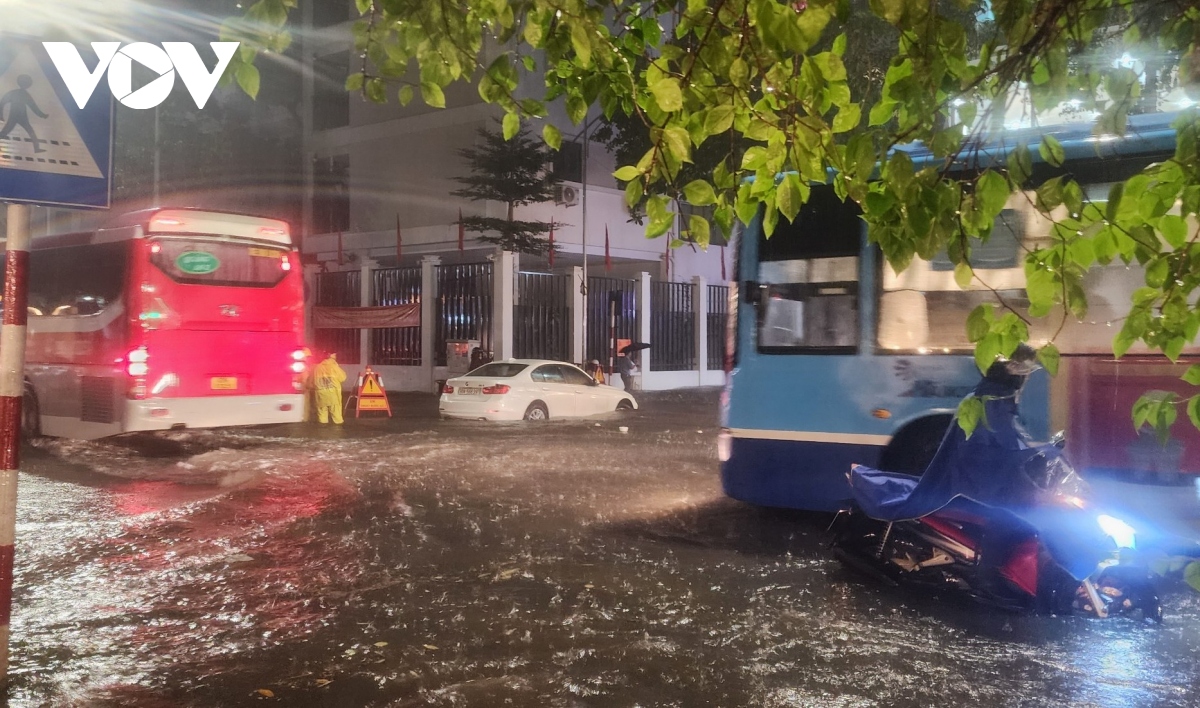 mua lon vao gio tan tam, nguoi ha noi bi bom di chuyen tren duong hinh anh 12