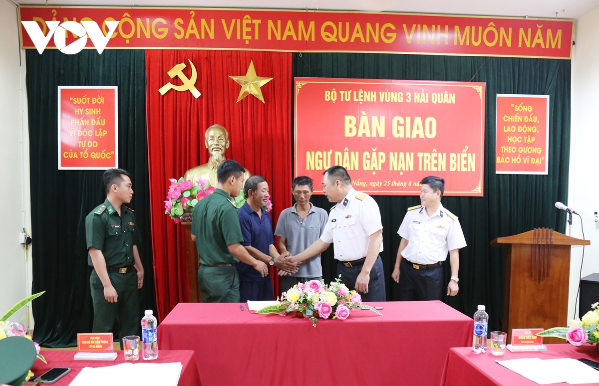 vung 3 hai quan ban giao ngu dan gap nan tren bien hoang sa hinh anh 2