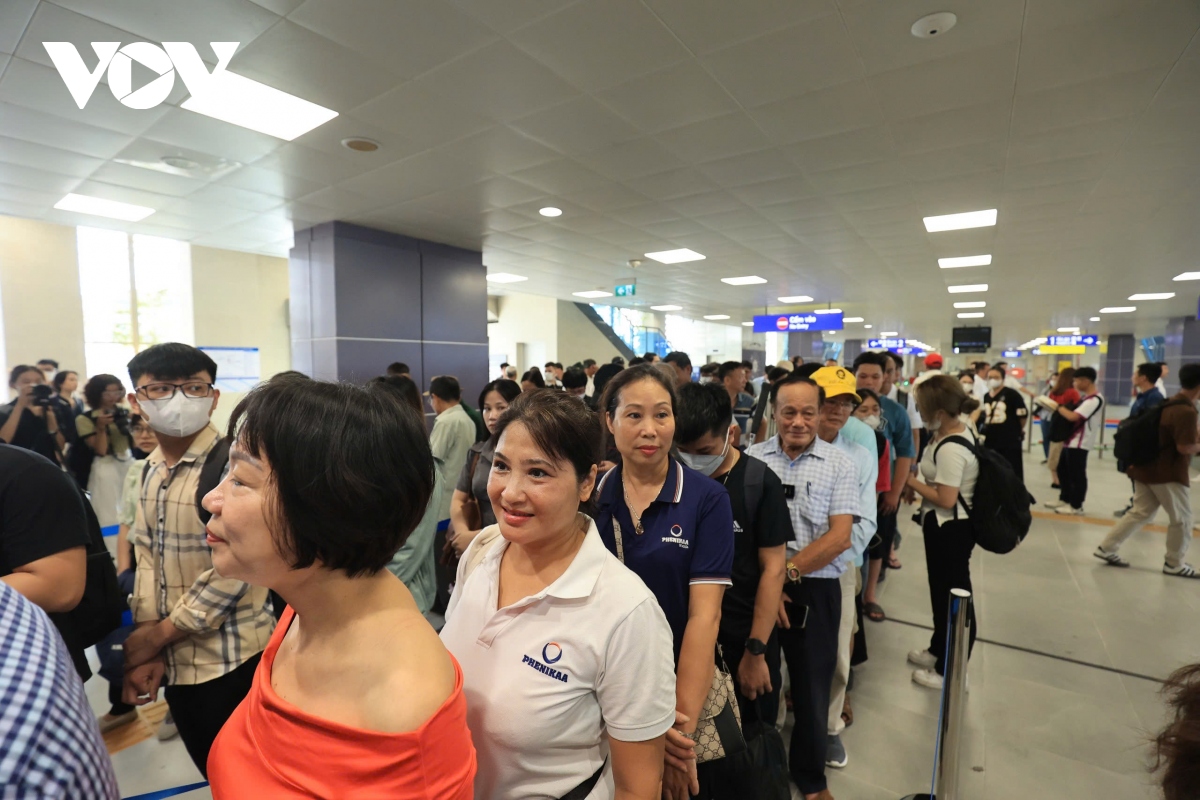 nguoi dan thu do hao huc trai nghiem mien phi metro nhon - ga ha noi hinh anh 5