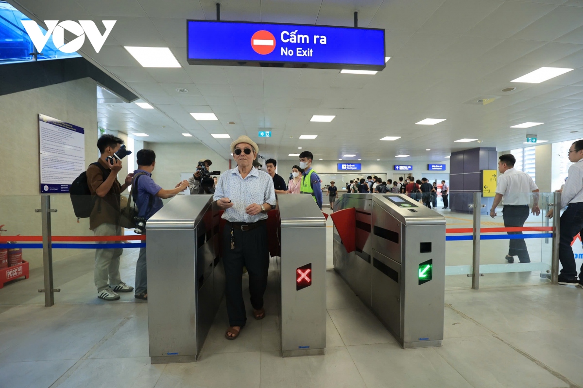 nguoi dan thu do hao huc trai nghiem mien phi metro nhon - ga ha noi hinh anh 8