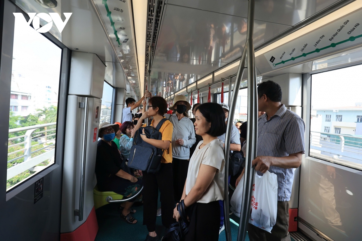 nguoi dan thu do hao huc trai nghiem mien phi metro nhon - ga ha noi hinh anh 10