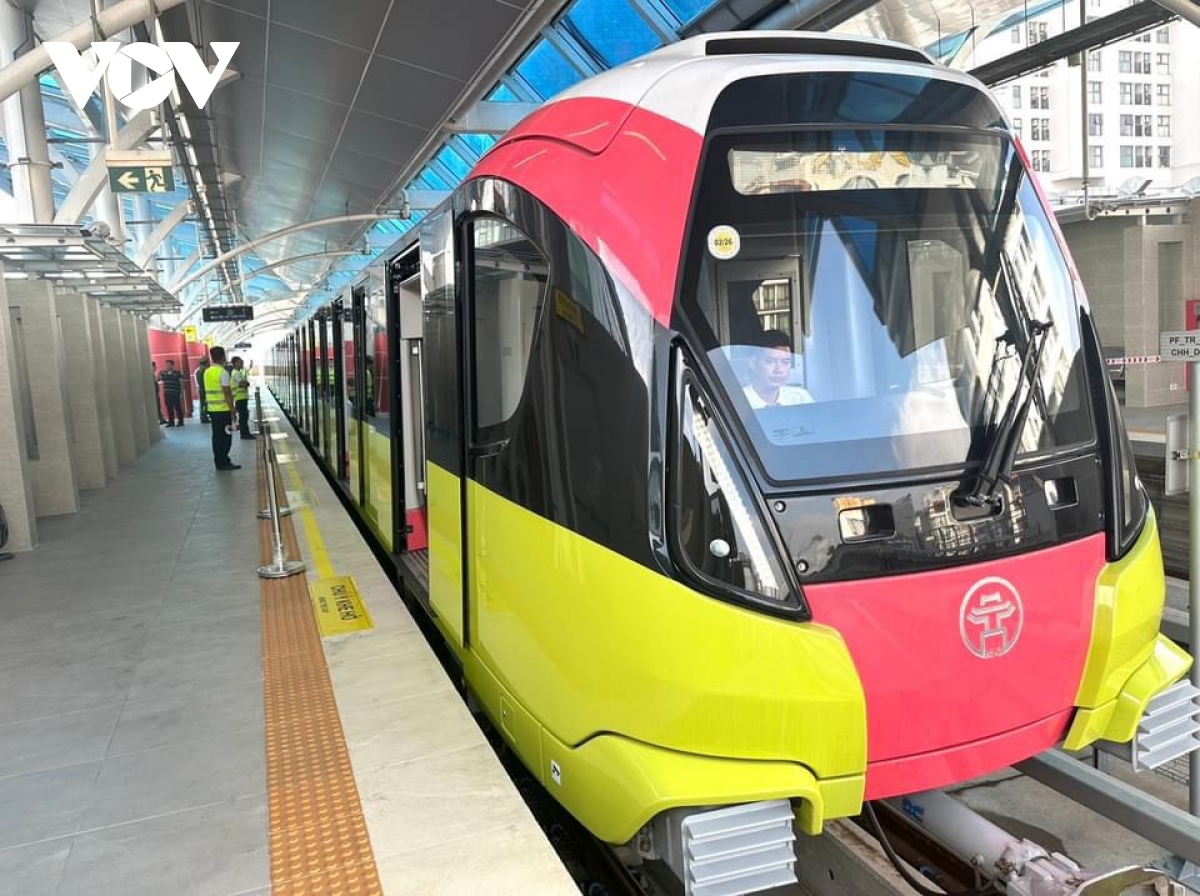 nguoi dan thu do hao huc trai nghiem mien phi metro nhon - ga ha noi hinh anh 2