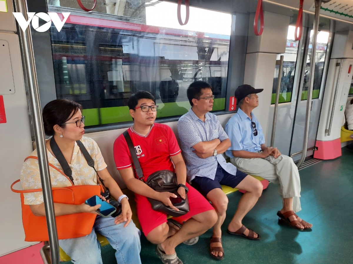 nguoi dan thu do hao huc trai nghiem mien phi metro nhon - ga ha noi hinh anh 15