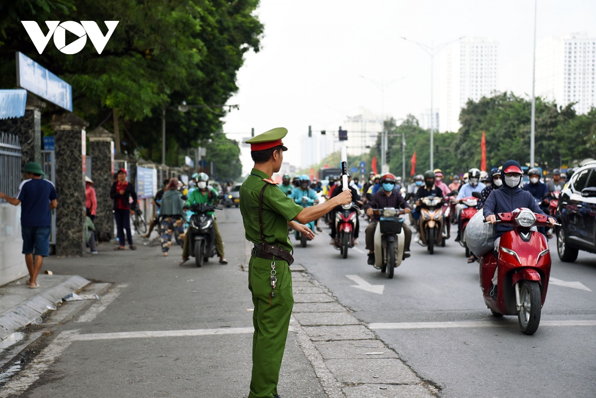 ben xe ha noi ha nhiet , nguoi dan ve que thuan tien hinh anh 20