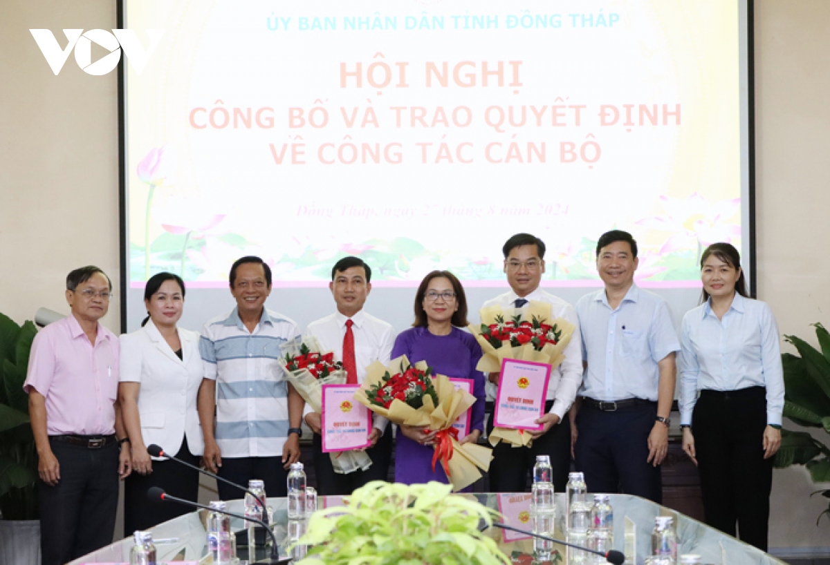 Dong thap trao quyet dinh bo nhiem lanh dao cac so, nganh hinh anh 1