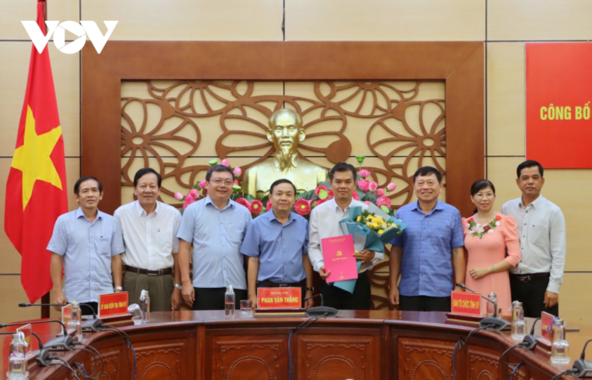 Dong thap trao quyet dinh bo nhiem lanh dao cac so, nganh hinh anh 2