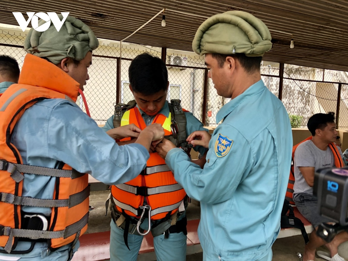 phi cong du luyen tap cho hoi thao cuu ho cuu nan duong khong hinh anh 3