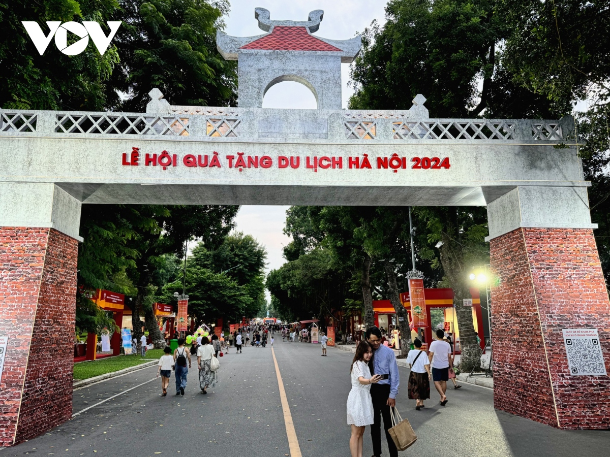 ha noi thu hut du khach qua le hoi qua tang du lich hinh anh 1