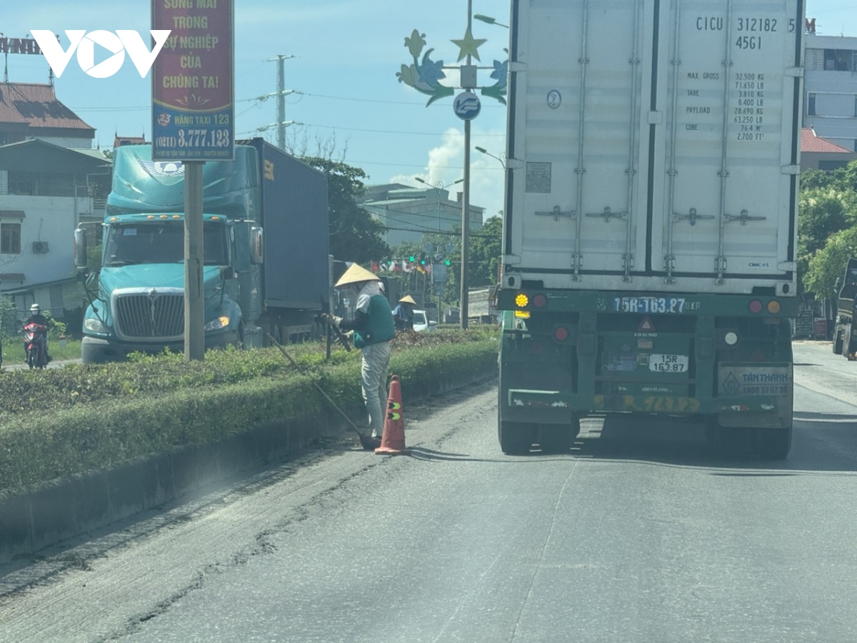 quoc lo 2 qua vinh phuc xuong cap tram trong, nguoi di duong nom nop lo tai nan hinh anh 5