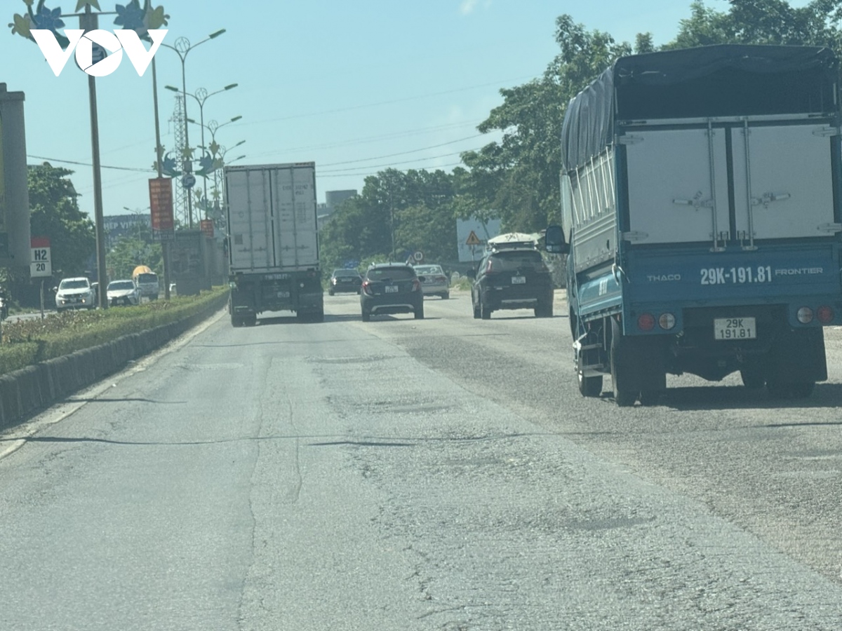 quoc lo 2 qua vinh phuc xuong cap tram trong, nguoi di duong nom nop lo tai nan hinh anh 8