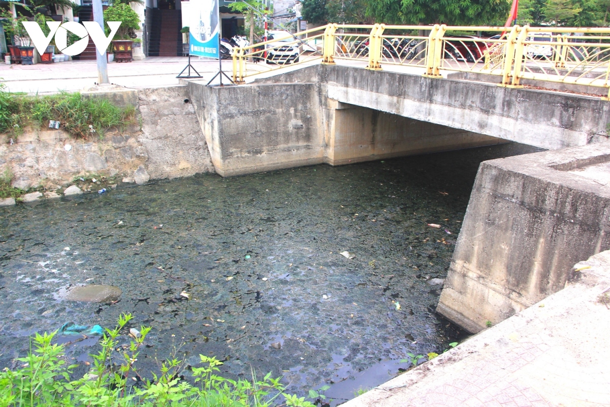 nguoi dan song kho ben dong kenh den giua do thi o quang binh hinh anh 2