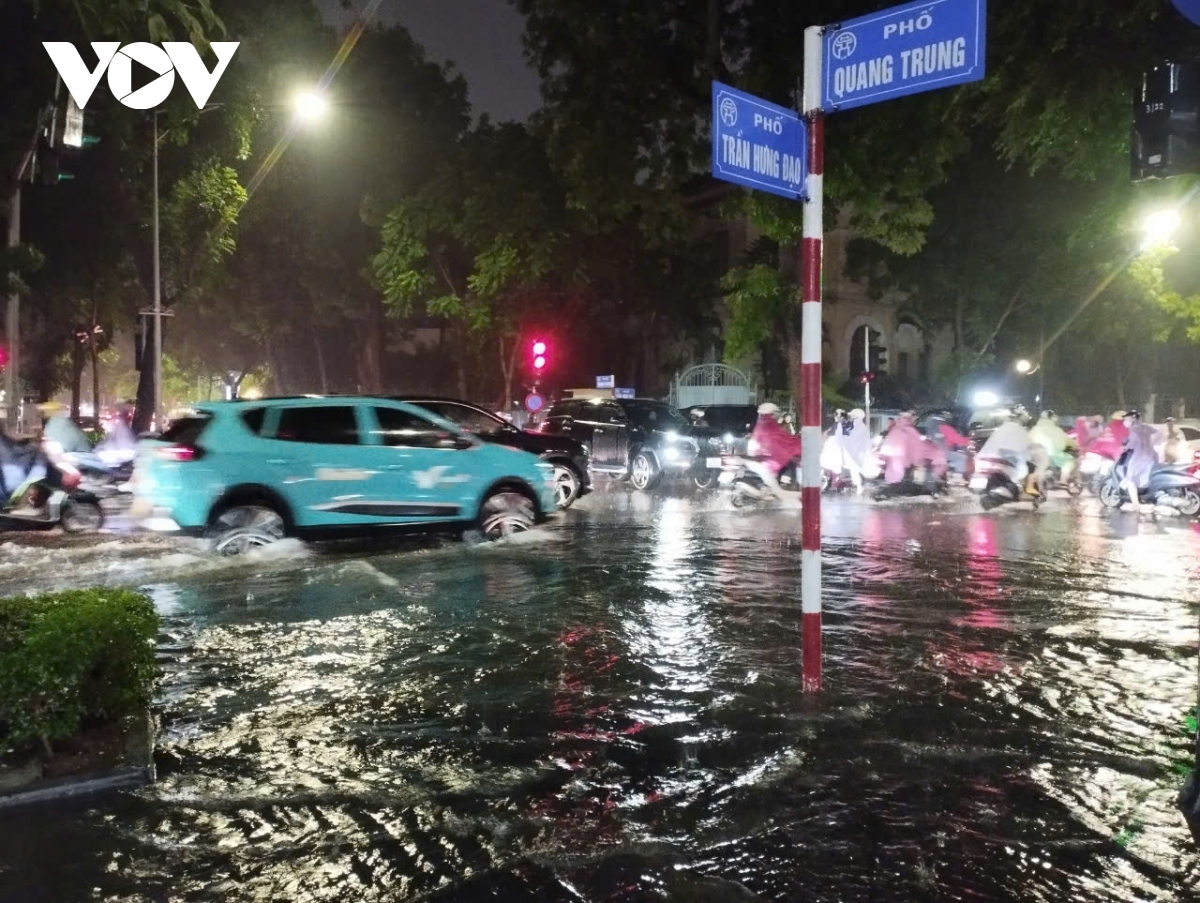 mua lon vao gio tan tam, nguoi ha noi bi bom di chuyen tren duong hinh anh 3