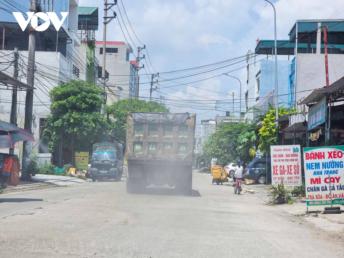 xe cho vat lieu bam nat duong de, cuon bui vao khu dan cu o que vo, bac ninh hinh anh 2