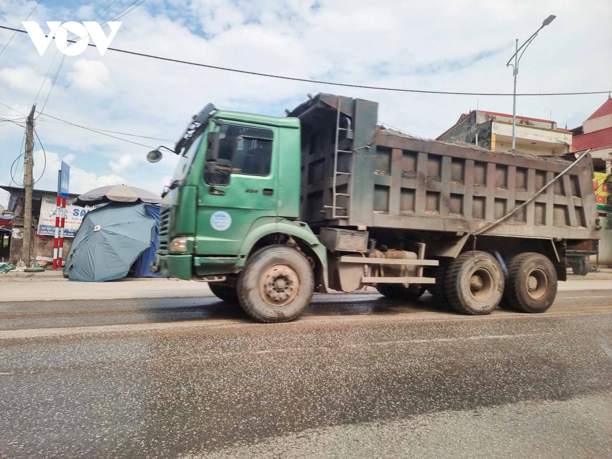 xe cho vat lieu bam nat duong de, cuon bui vao khu dan cu o que vo, bac ninh hinh anh 3