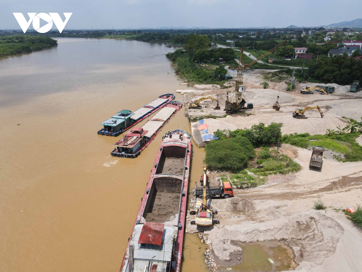 xe cho vat lieu bam nat duong de, cuon bui vao khu dan cu o que vo, bac ninh hinh anh 1