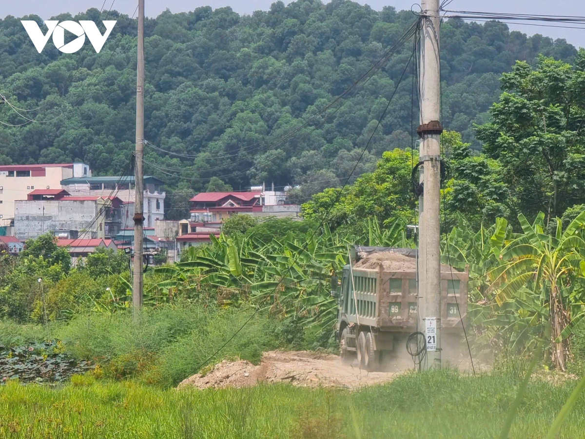 xe cho vat lieu bam nat duong de, cuon bui vao khu dan cu o que vo, bac ninh hinh anh 4