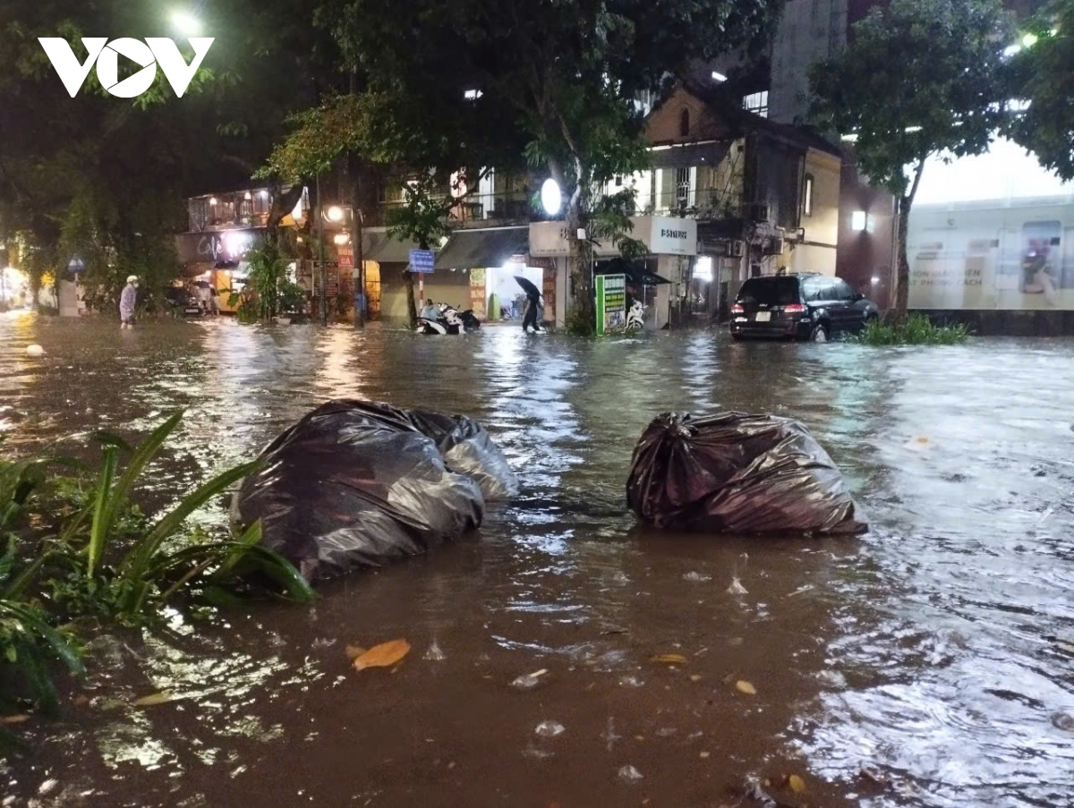 mua lon vao gio tan tam, nguoi ha noi bi bom di chuyen tren duong hinh anh 9