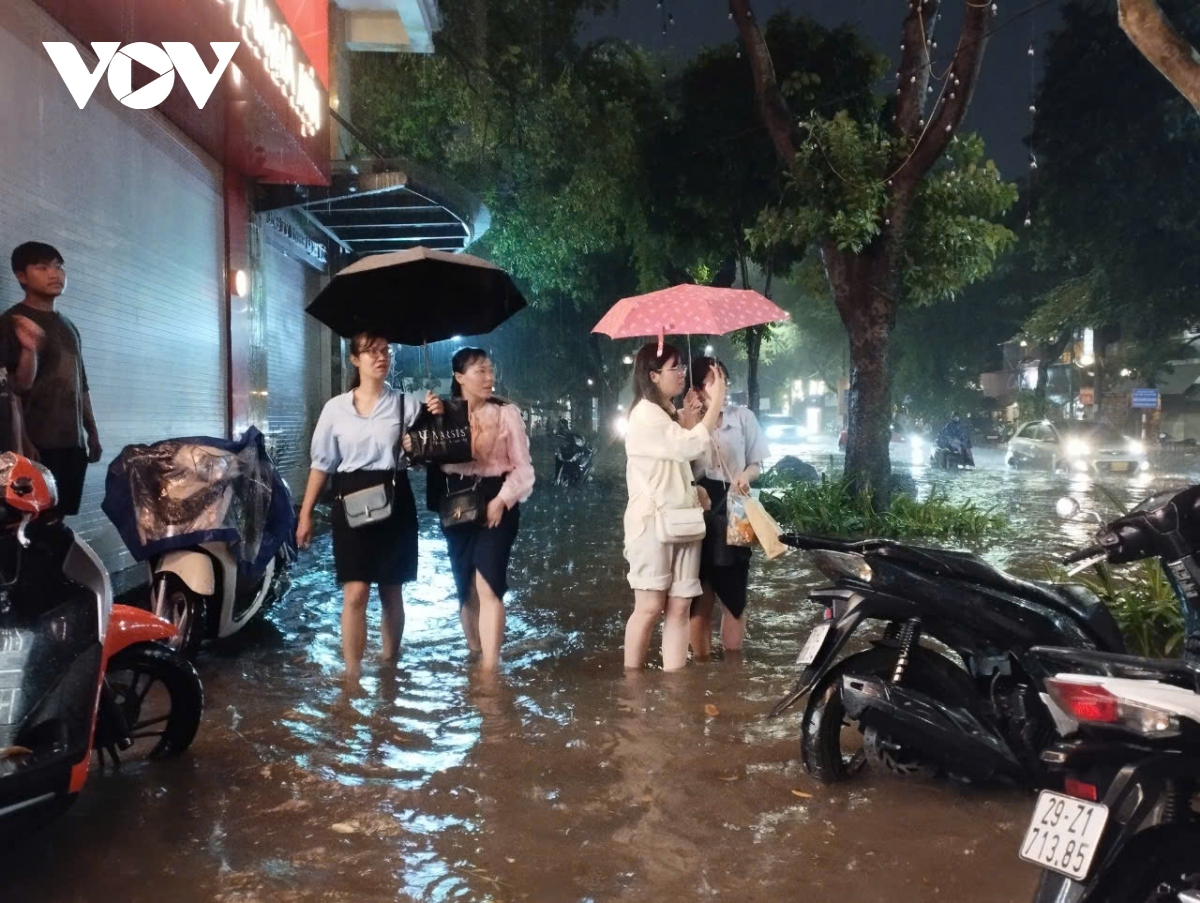 mua lon vao gio tan tam, nguoi ha noi bi bom di chuyen tren duong hinh anh 7