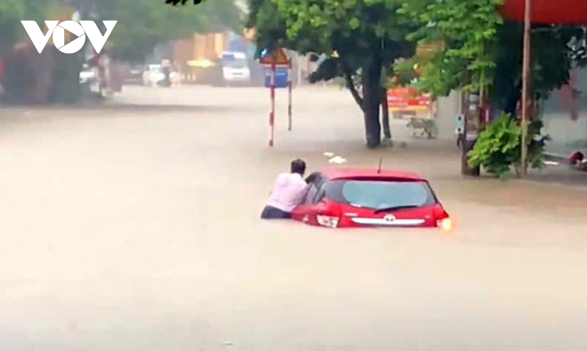 Mưa lớn kéo dài khiến nhiều nơi ở TP Thái Nguyên ngập sâu, giao thông ách tắc