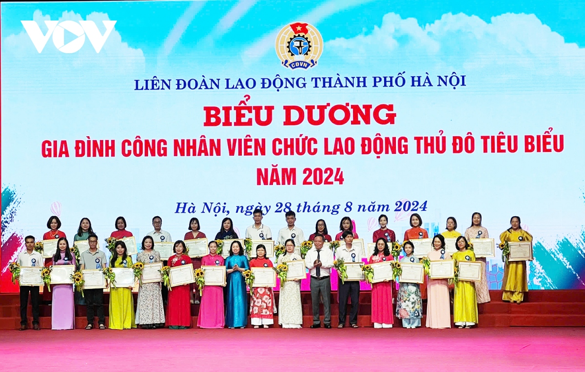 ha noi bieu duong gia dinh cong nhan vien chuc, lao dong tieu bieu 2024 hinh anh 1