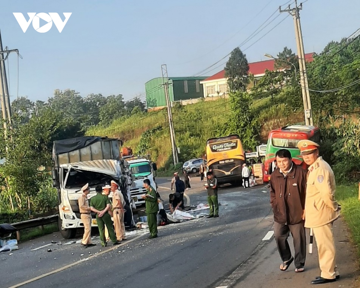 xe tai dau dau xe khach tren duong ho chi minh hinh anh 1