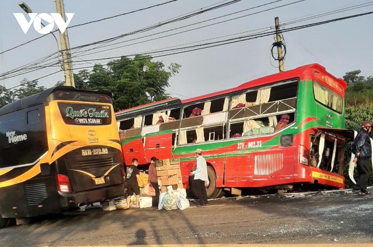 xe tai dau dau xe khach tren duong ho chi minh hinh anh 2