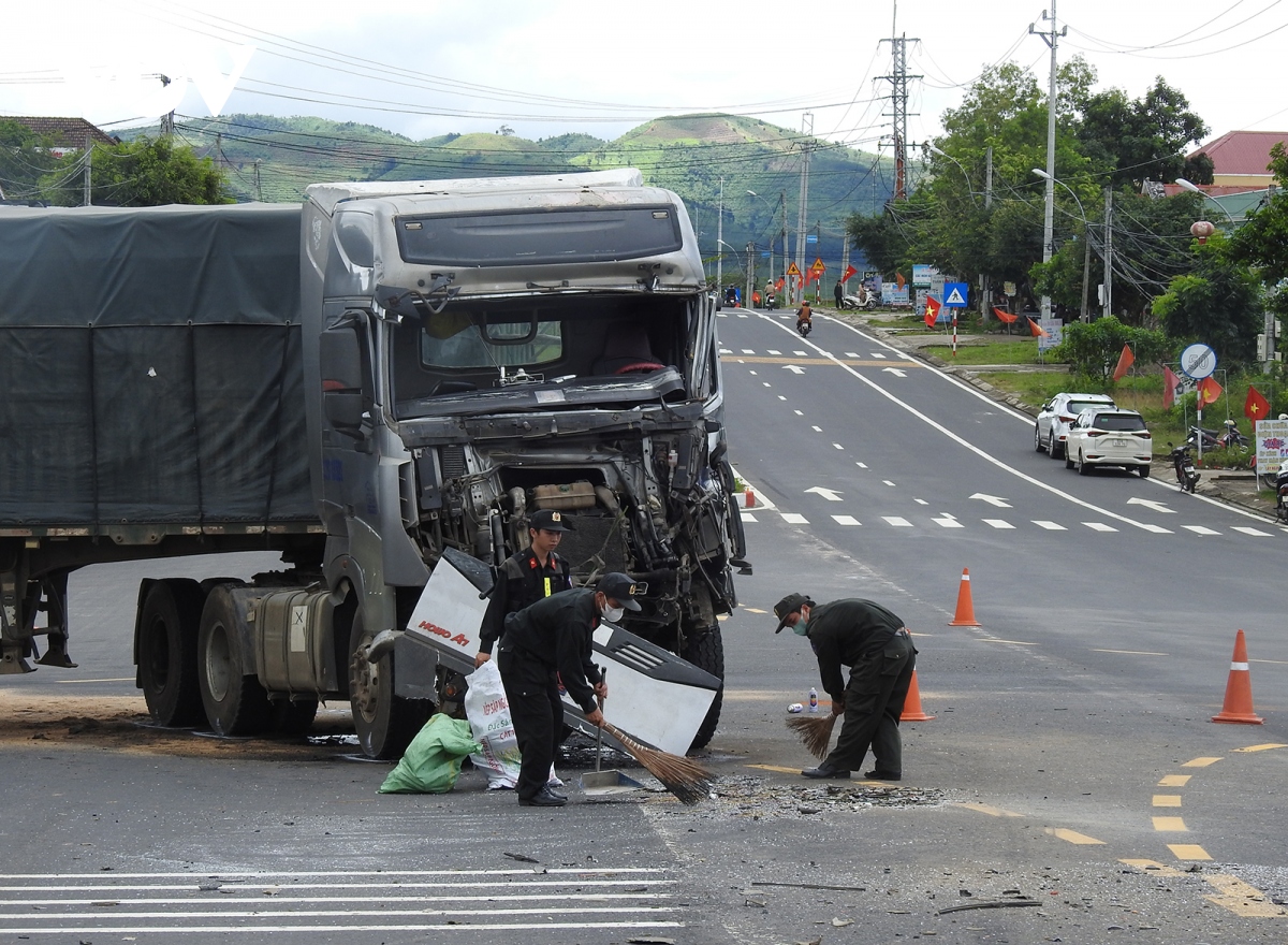 Den tin hieu giao thong hong, hai xe tai tong nhau tai nga tu giao cat hinh anh 2