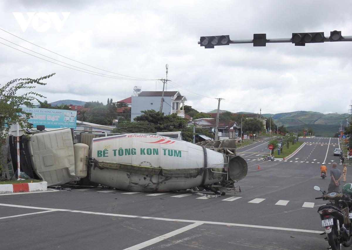 Den tin hieu giao thong hong, hai xe tai tong nhau tai nga tu giao cat hinh anh 3