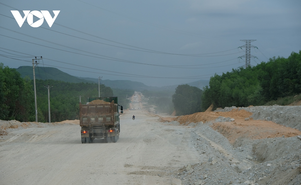 Tăng tốc thi công cao tốc Quảng Ngãi