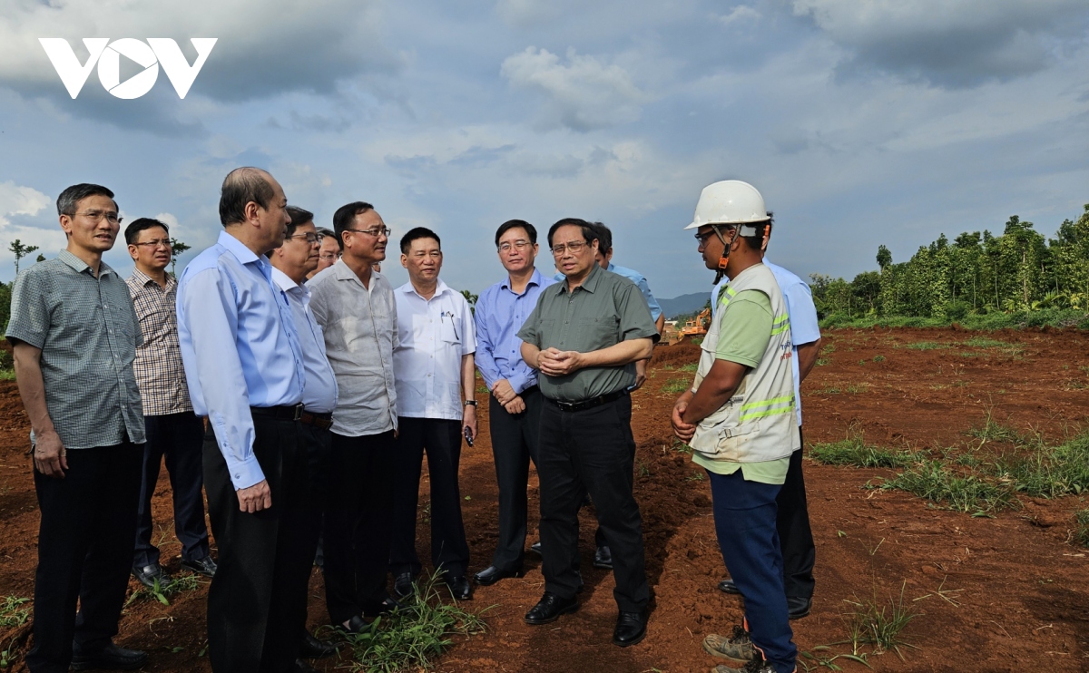 thu tuong pham minh chinh thi sat du an duong bo cao toc khanh hoa-buon ma thuot hinh anh 2