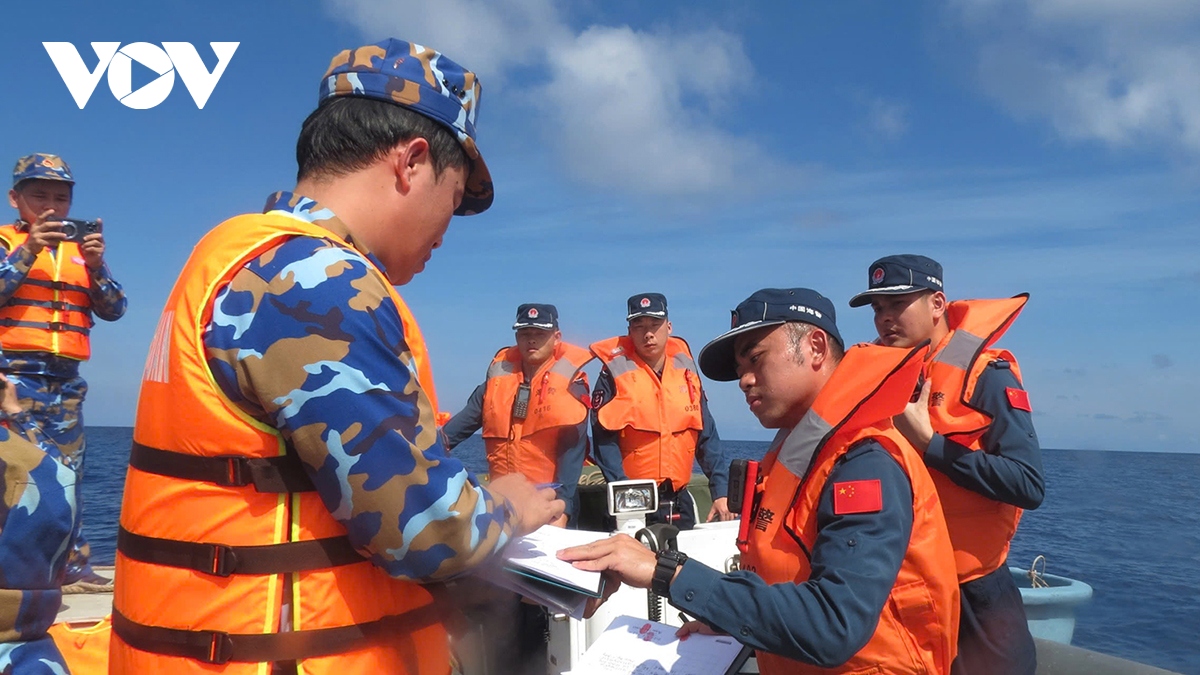 tiep nhan 2 ngu dan va cuu keo tau ca gap nan tren bien hinh anh 1