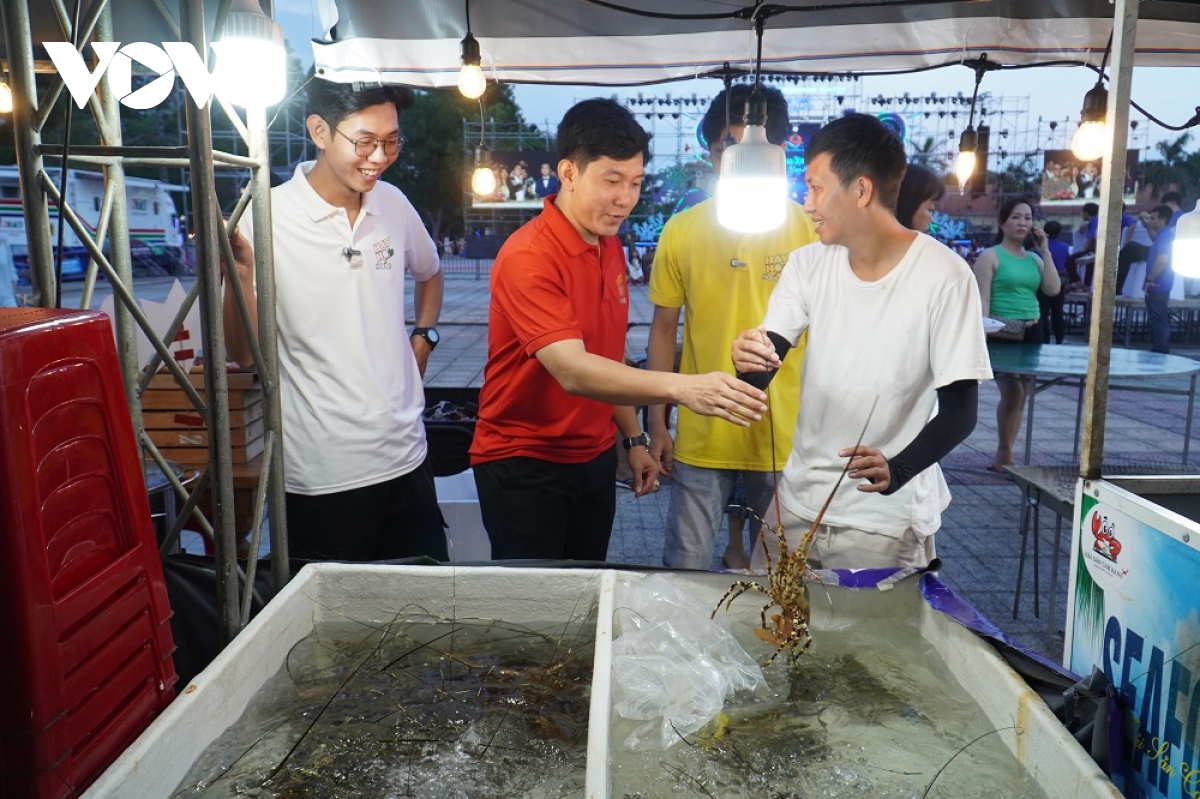 le hoi tom hum nhung vang bong... tom hum hinh anh 4