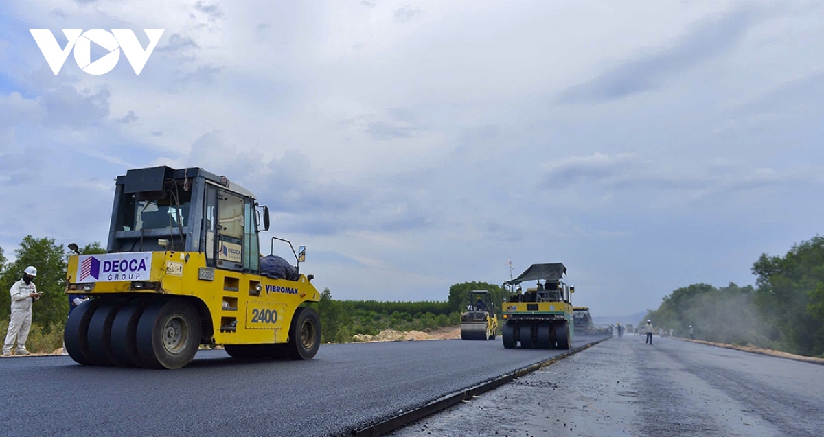 tham nhung met be tong nhua dau tien tren cao toc bac nam doan quang ngai - hoai nhon hinh anh 2