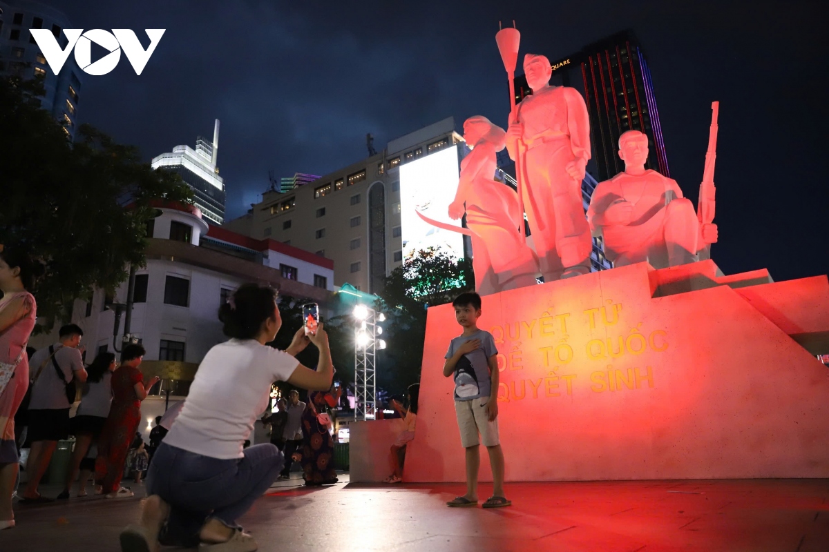 nguoi dan tp.hcm thich thu vi vu ha noi ngay pho di bo nguyen hue hinh anh 9