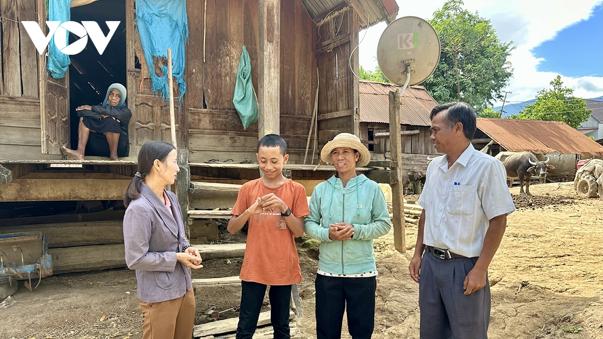 cac xa vung kho khan tinh Dak lak no luc van dong hoc sinh den lop hinh anh 1