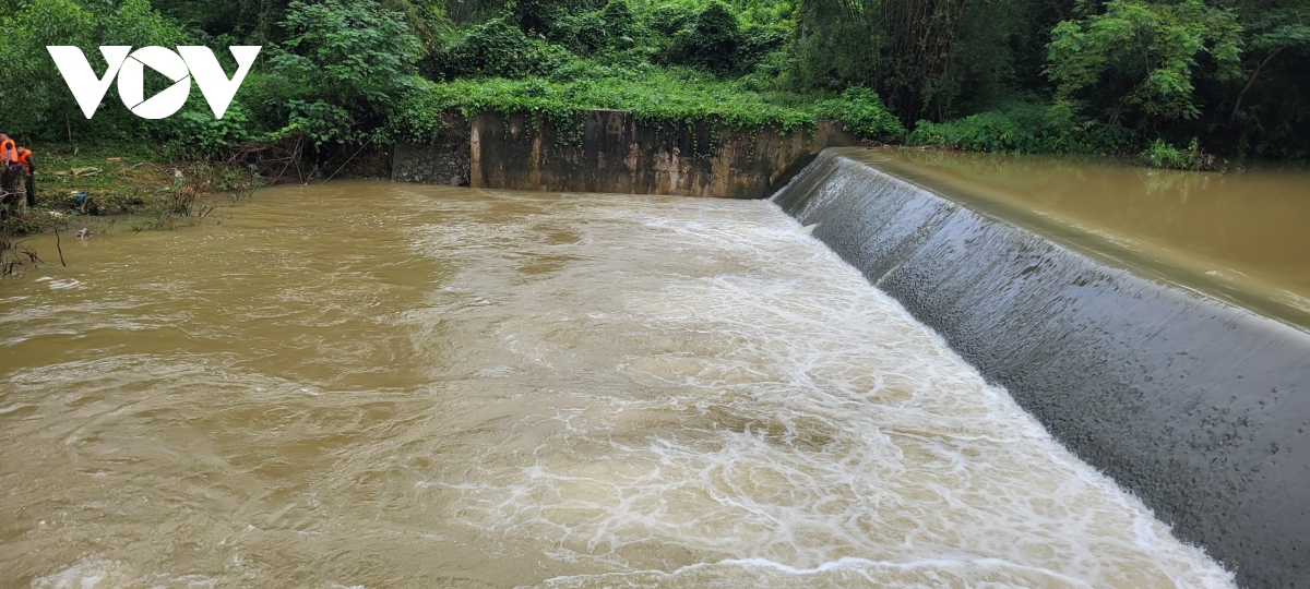 nam thanh nien tu vong khi di cau ca o bac kan hinh anh 1