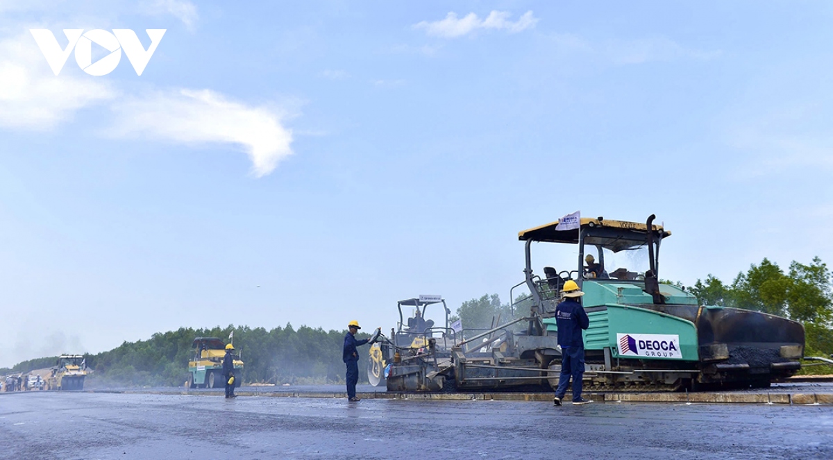 Thảm những mét bê tông nhựa đầu tiên trên cao tốc Bắc Nam đoạn Quảng Ngãi