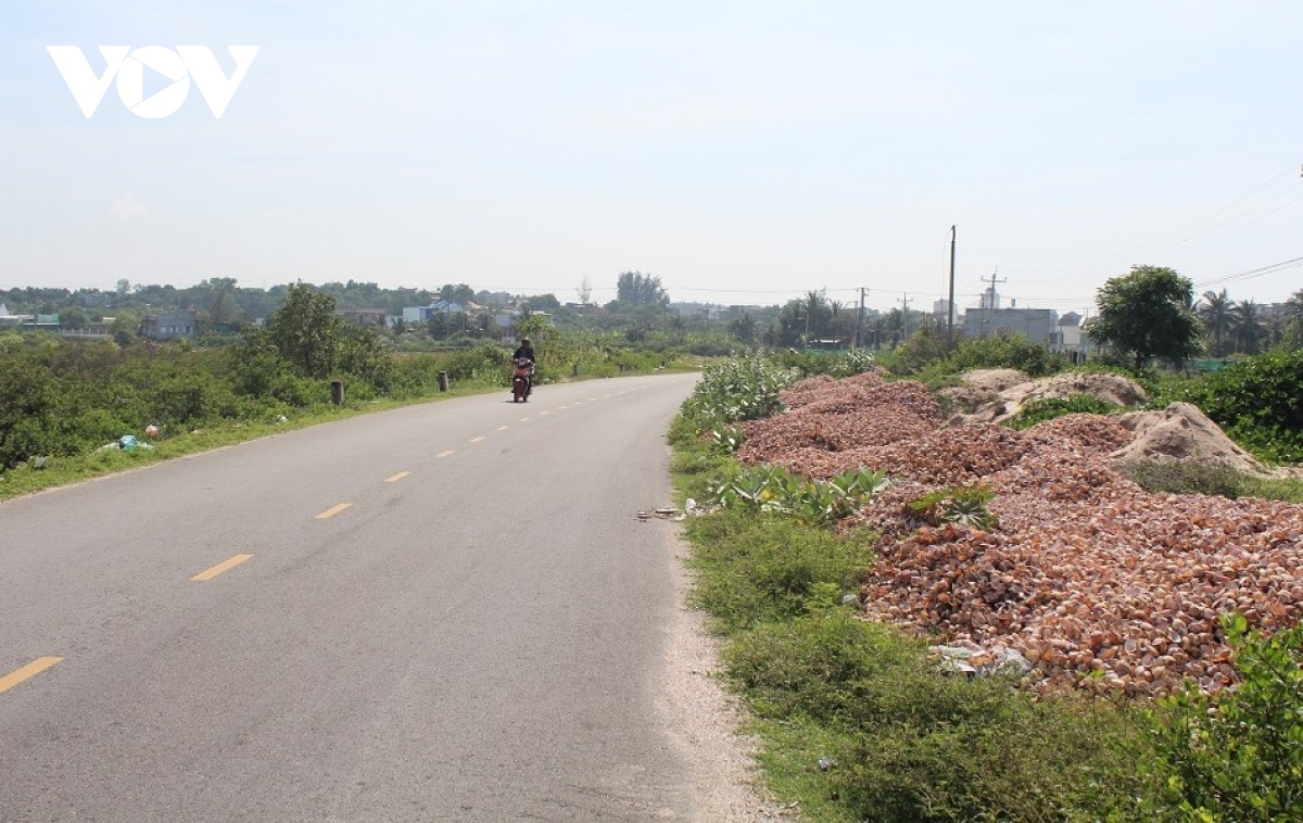 Tình trạng rác thải vương vãi trên con đường du lịch ở Bình Thuận