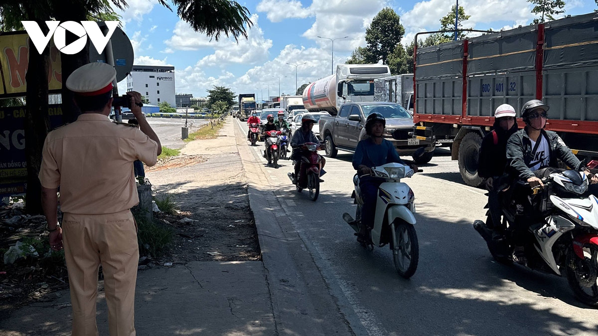 can giai phap cham dut tinh trang container lan lan o binh duong hinh anh 1