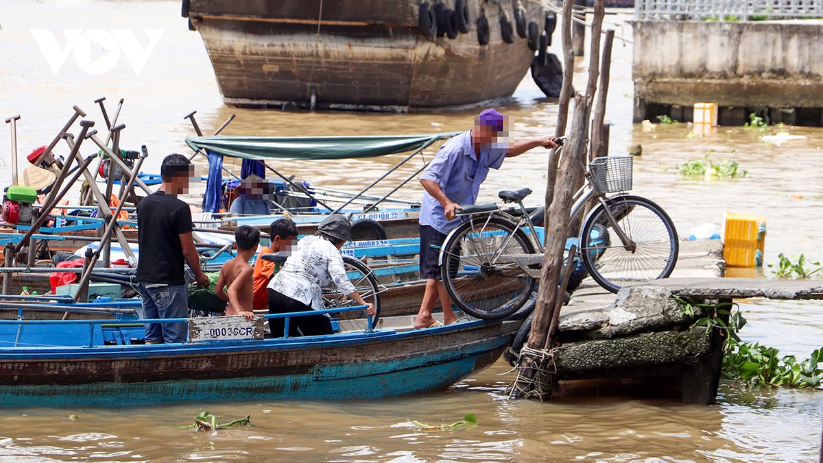 Mất an toàn giao thông từ xuồng máy đuôi tôm trên sông Cần Thơ