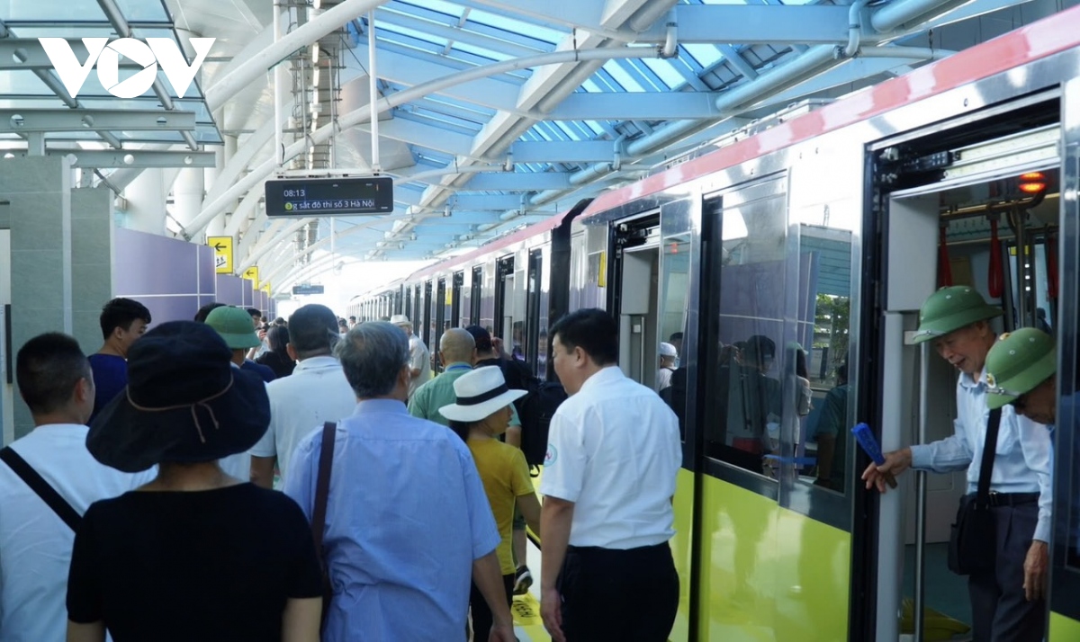 nguoi dan thu do hao huc trai nghiem mien phi metro nhon - ga ha noi hinh anh 12