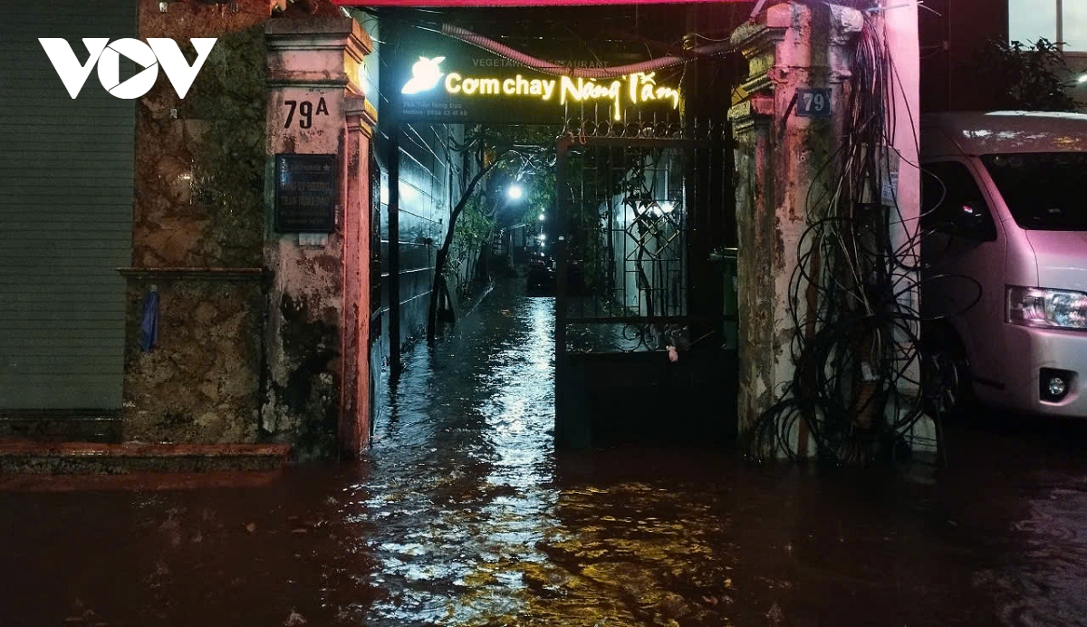 mua lon vao gio tan tam, nguoi ha noi bi bom di chuyen tren duong hinh anh 6