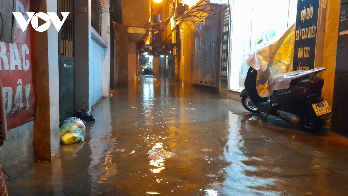 mua lon vao gio tan tam, nguoi ha noi bi bom di chuyen tren duong hinh anh 14